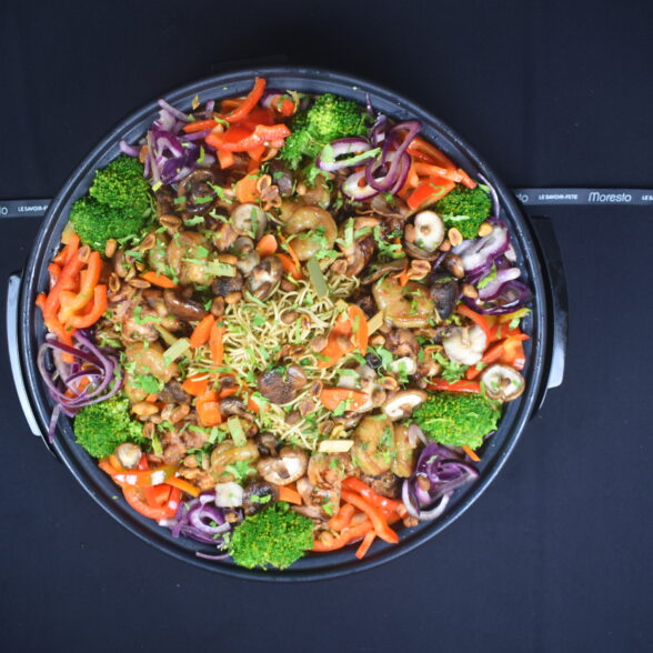 Wok de Brochettes de Scampis et Hauts de Cuisse au Soja