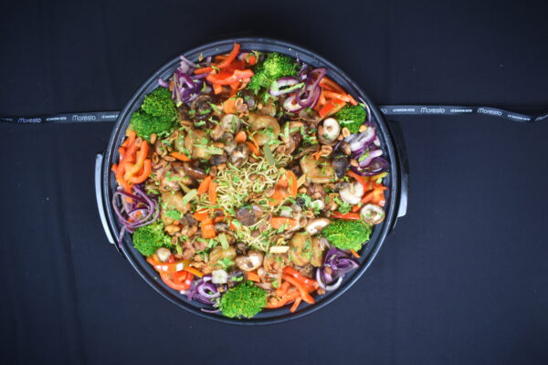 Wok de Brochettes de Scampis et Hauts de Cuisse au Soja