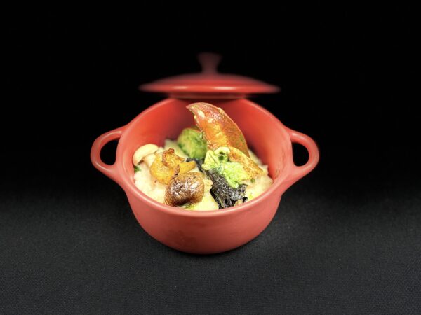 Petite casserolette rouge : Homard aux Herbes